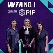 Aryna Sabalenka, alături de Garbine Muguruza și Simona Halep, cu trofeul de număr 1 mondial la finalul lui 2025 Foto: Guliver/GettyImages