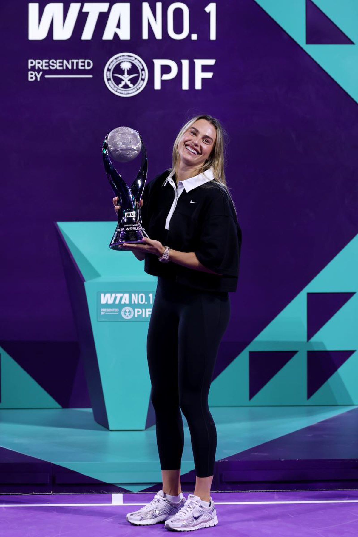 Simona Halep - înmânare trofeu WTA Aryna Sabalenka