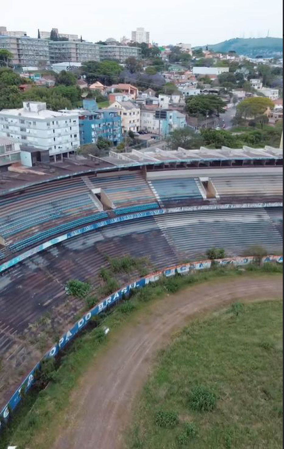 Dispare vechea arenă de 45.000 de locuri care a dat cel mai fin dribleur al țării