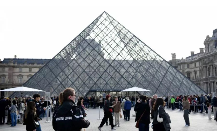Hoții de la Muzeul Luvru au furat acum două săptămânii bijuterii estimate la 88 milioane de euro Surpriză de proporții în ancheta privind jaful comis la Muzeul Luvru!