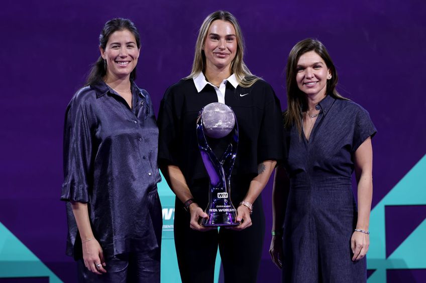 Aryna Sabalenka, alături de Garbine Muguruza și Simona Halep, cu trofeul de număr 1 mondial la finalul lui 2025 Foto: Guliver/GettyImages
