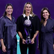 Aryna Sabalenka, alături de Garbine Muguruza și Simona Halep, cu trofeul de număr 1 mondial la finalul lui 2025 Foto: Guliver/GettyImages