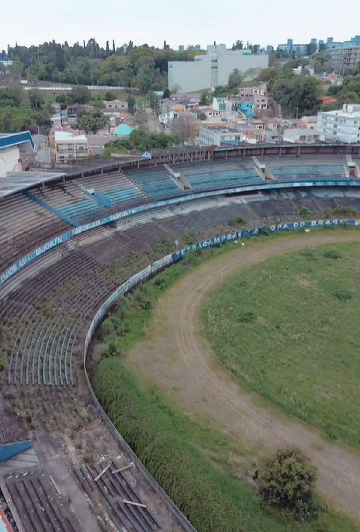 Dispare vechea arenă de 45.000 de locuri care a dat cel mai fin dribleur al țării