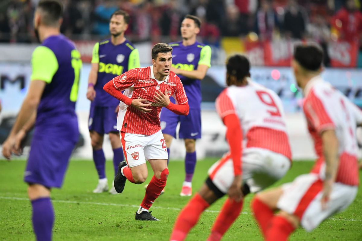 Sărbătoare pe gazon după Dinamo - CFR Cluj