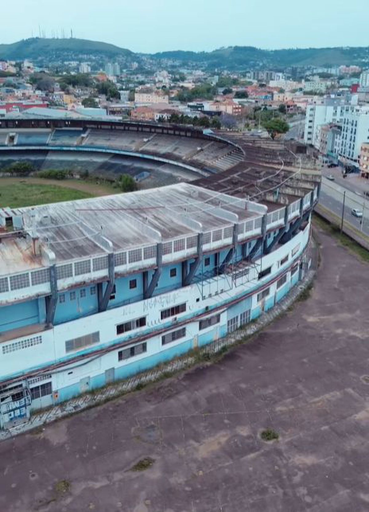 Dispare vechea arenă de 45.000 de locuri care a dat cel mai fin dribleur al țării