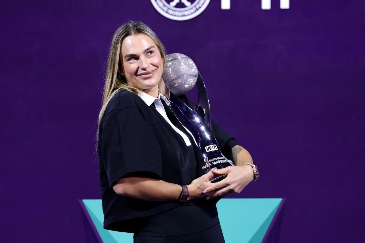 Simona Halep - înmânare trofeu WTA Aryna Sabalenka
