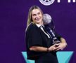Aryna Sabalenka și trofeul de număr 1 mondial la finalul lui 2025 Foto: Guliver/GettyImages