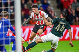 Cum e prezentat Dennis Man în presa din Olanda, după golul și pasa decisivă la PSV