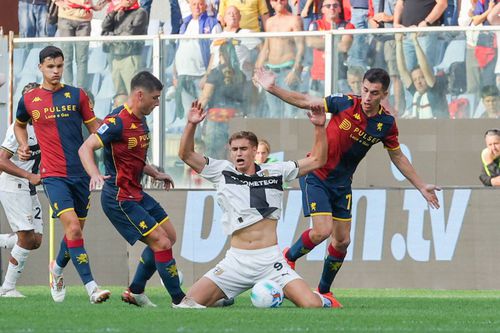 Imagine din meciul Genoa - Parma 0-0, în care echipa lui Nicolae Stanciu a ratat un penalty în prelungiri / Foto: Imago