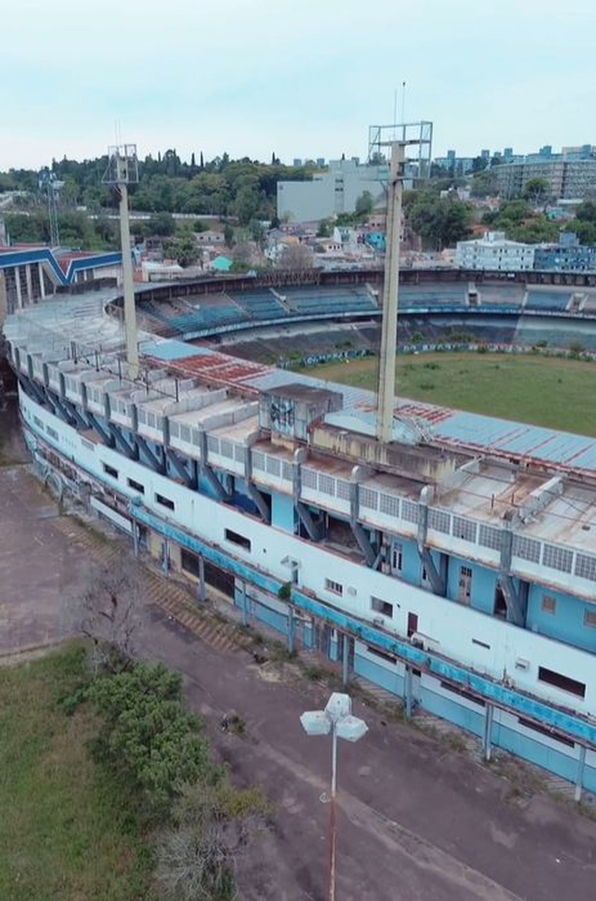 Dispare vechea arenă de 45.000 de locuri care a dat cel mai fin dribleur al țării