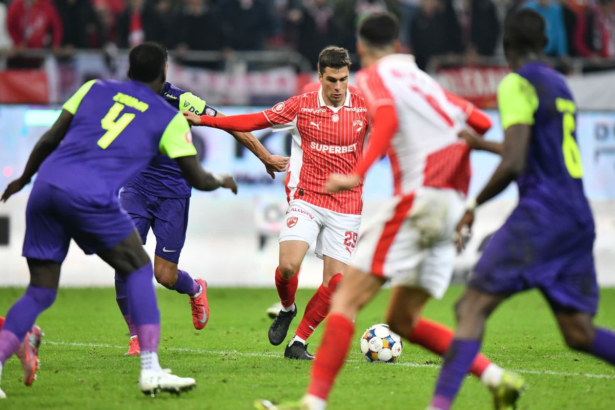 Sărbătoare pe gazon după Dinamo - CFR Cluj