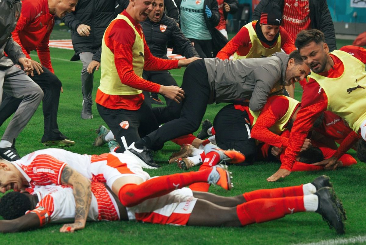 Moment emoționant trecut cu vederea la Dinamo - CFR » Cel mai iubit dinamovist din club a avut parte de o vizită specială: „Trei generații legate de aceleași culori. Ceva ce nu pot descrie în cuvinte”