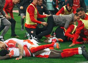Moment emoționant trecut cu vederea la Dinamo - CFR » Cel mai iubit dinamovist din club a avut parte de o vizită specială: „Trei generații legate de aceleași culori. Ceva ce nu pot descrie în cuvinte”