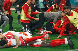 Moment emoționant trecut cu vederea la Dinamo - CFR » Cel mai iubit dinamovist din club a avut parte de o vizită specială: „Trei generații legate de aceleași culori. Ceva ce nu pot descrie în cuvinte”