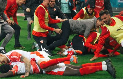 Moment emoționant trecut cu vederea la Dinamo - CFR » Cel mai iubit dinamovist din club a avut parte de o vizită specială: „Trei generații legate de aceleași culori. Ceva ce nu pot descrie în cuvinte”