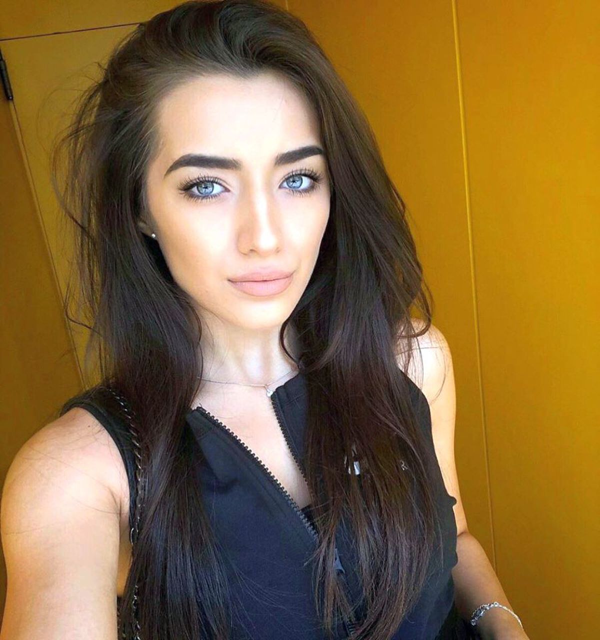 GALERIE FOTO // Apariții HOT în vestiarul lui FCSB! La capitolul iubite de fotbaliști, roș-albaștrii stau cel mai bine din Liga 1