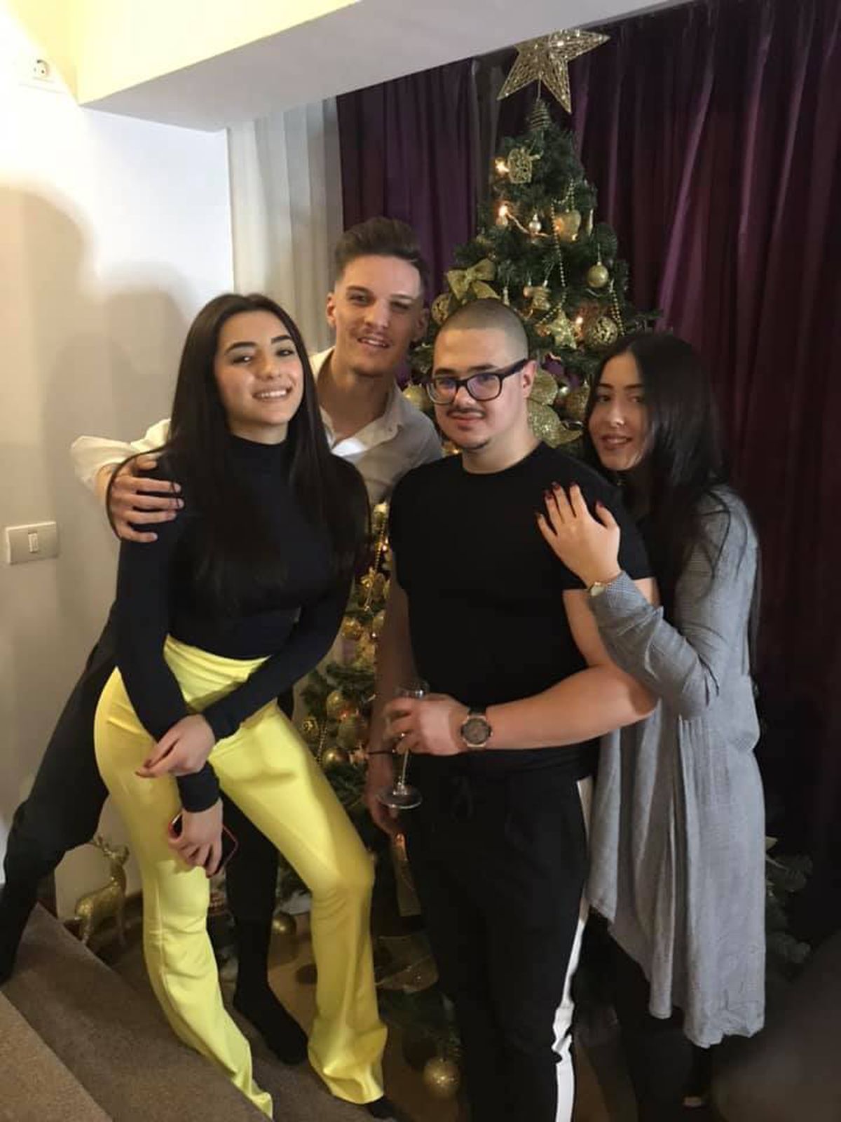 GALERIE FOTO // Apariții HOT în vestiarul lui FCSB! La capitolul iubite de fotbaliști, roș-albaștrii stau cel mai bine din Liga 1