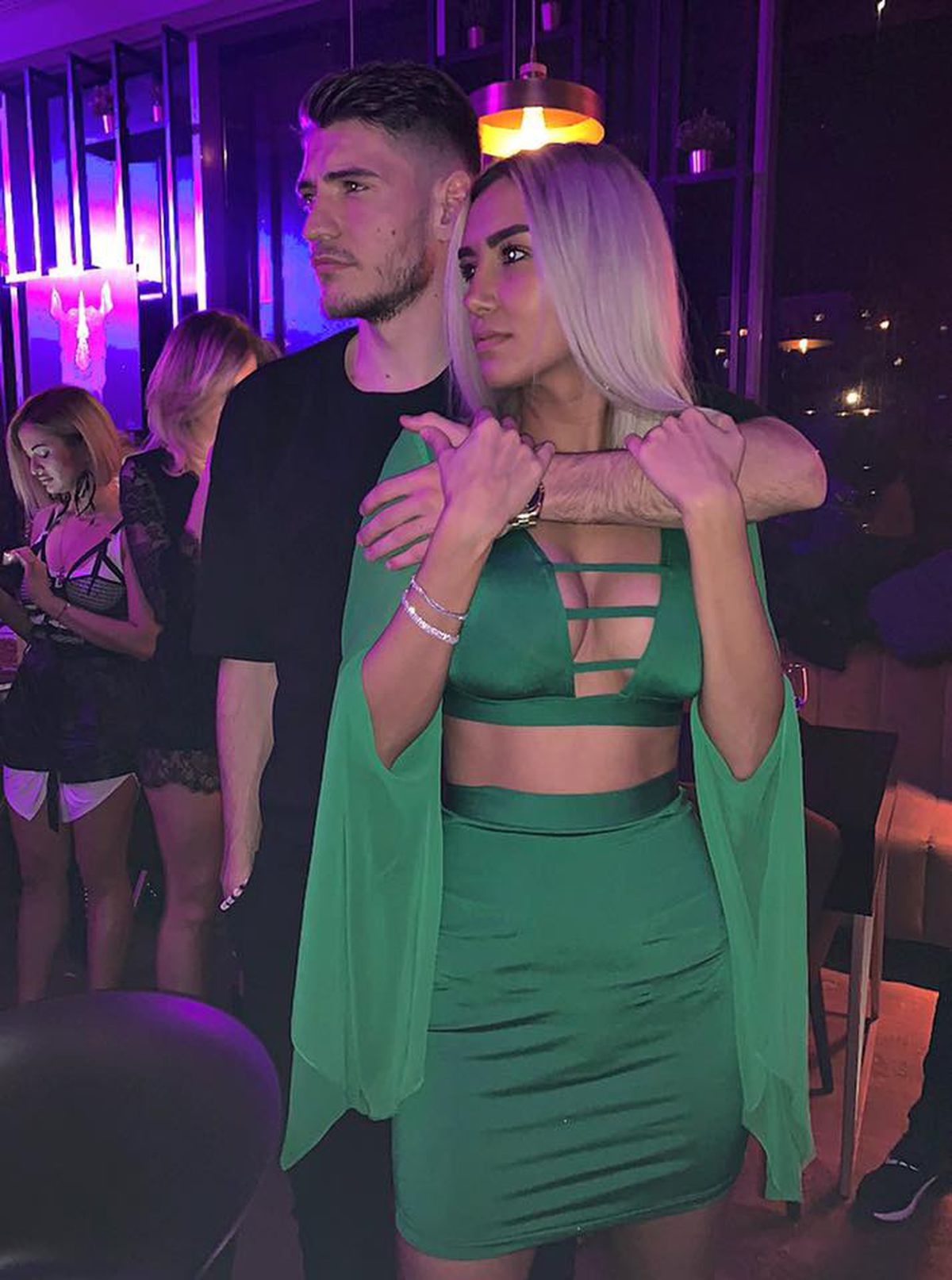 GALERIE FOTO // Apariții HOT în vestiarul lui FCSB! La capitolul iubite de fotbaliști, roș-albaștrii stau cel mai bine din Liga 1