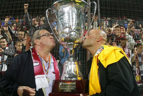 Iuliu Mureșan și Arpad Paszkany sărută trofeul primit de CFR Cluj după câștigarea celui de-al doilea titlu, în 2010 (foto: GSP)
