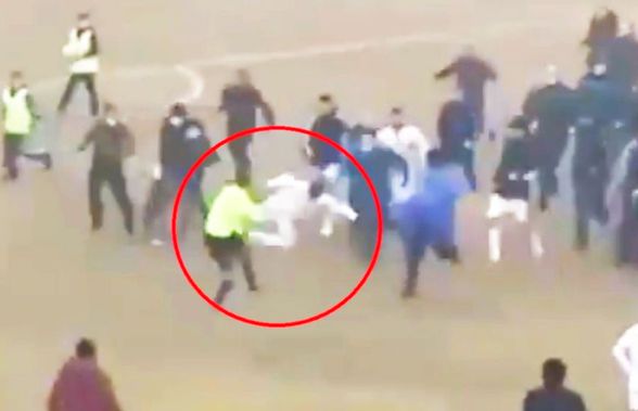VIDEO Scene reprobabile în decisivul din Liga 2 » Arbitrul, doborât cu o lovitură de kung-fu! Fanii au pătruns pe teren