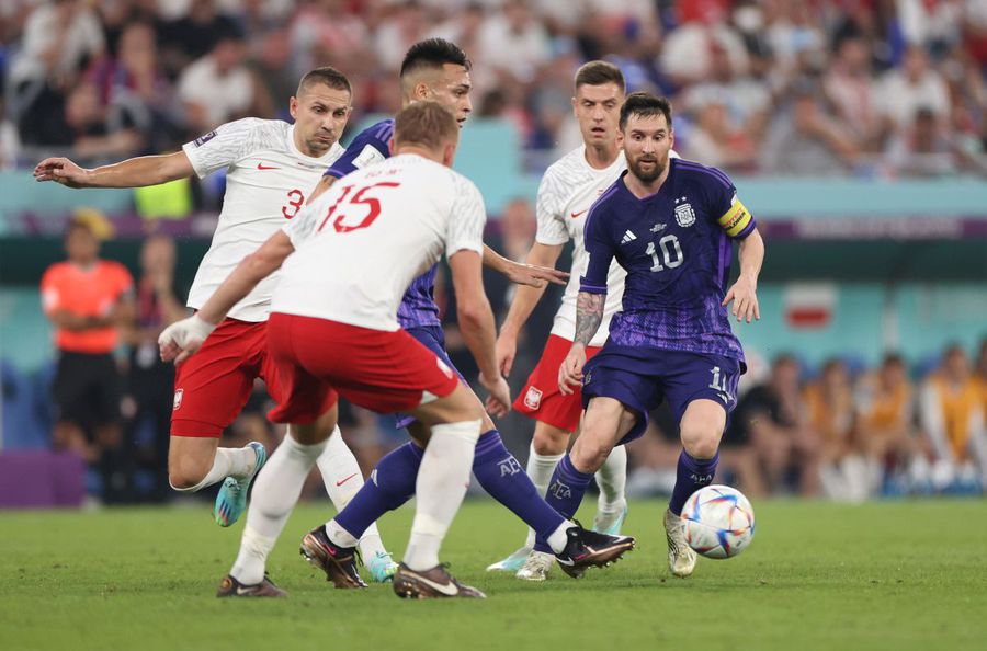 Lionel Messi, înconjurat de polonezi (foto: Guliver/Getty Images) A sosit Argentina!