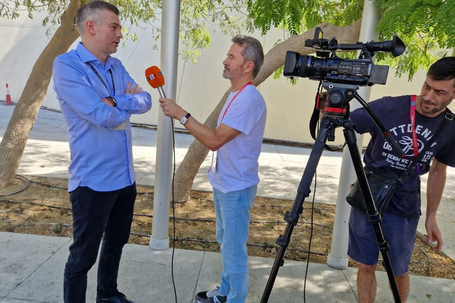 La un moment dat, Edi Iordănescu a dat declarații pentru o televiziune din Bulgaria și aceasta amețită între soare și neparticipare Iordănescu ține conferințe de presă la Mondiale unde nu jucăm