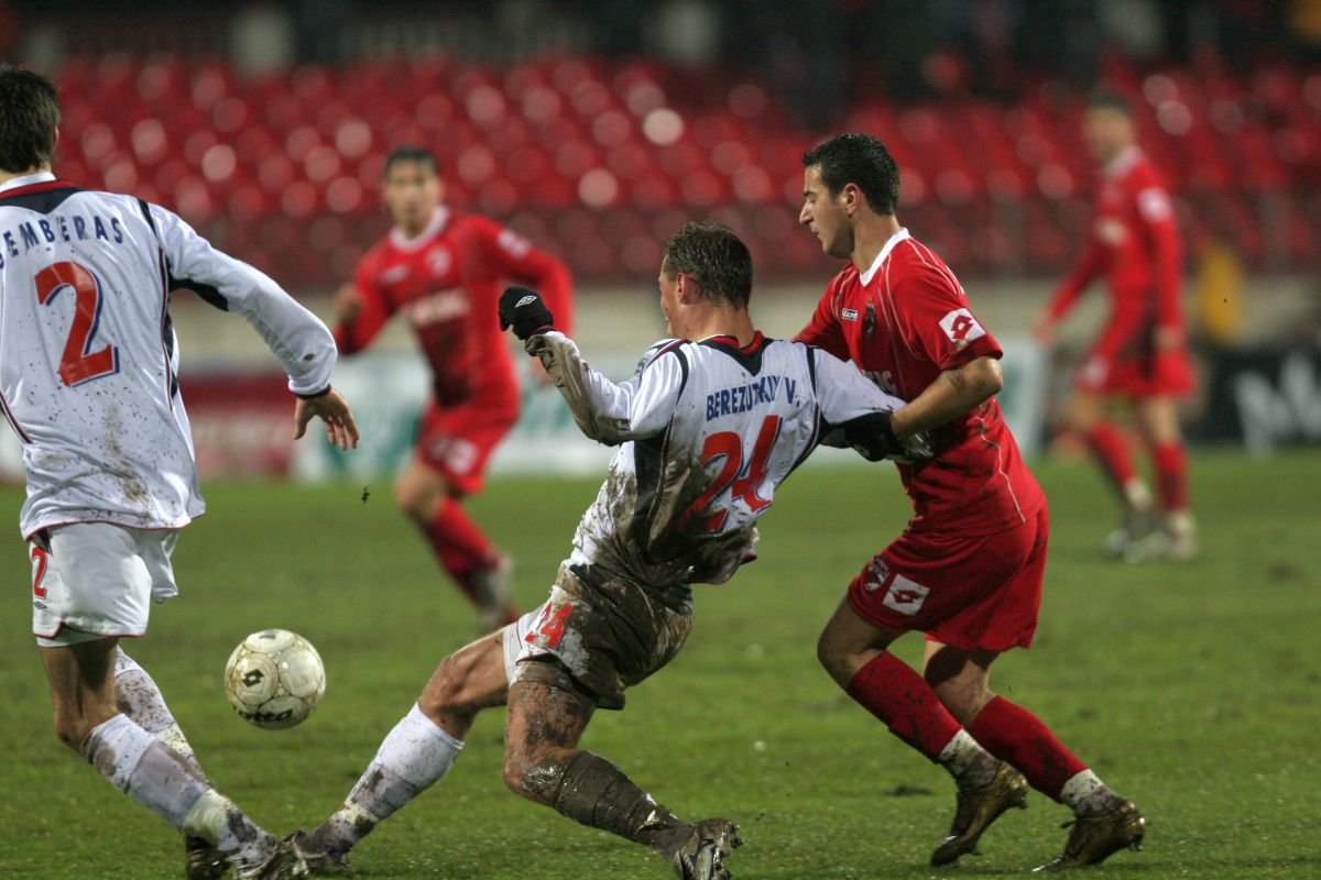 18 ani de când Dinamo a pus la respect deținătoarea Cupei UEFA în mocirla de la București  » Dezvăluirile omului-decisiv: „Am fugit la margine și i-am dedicat lui golul”