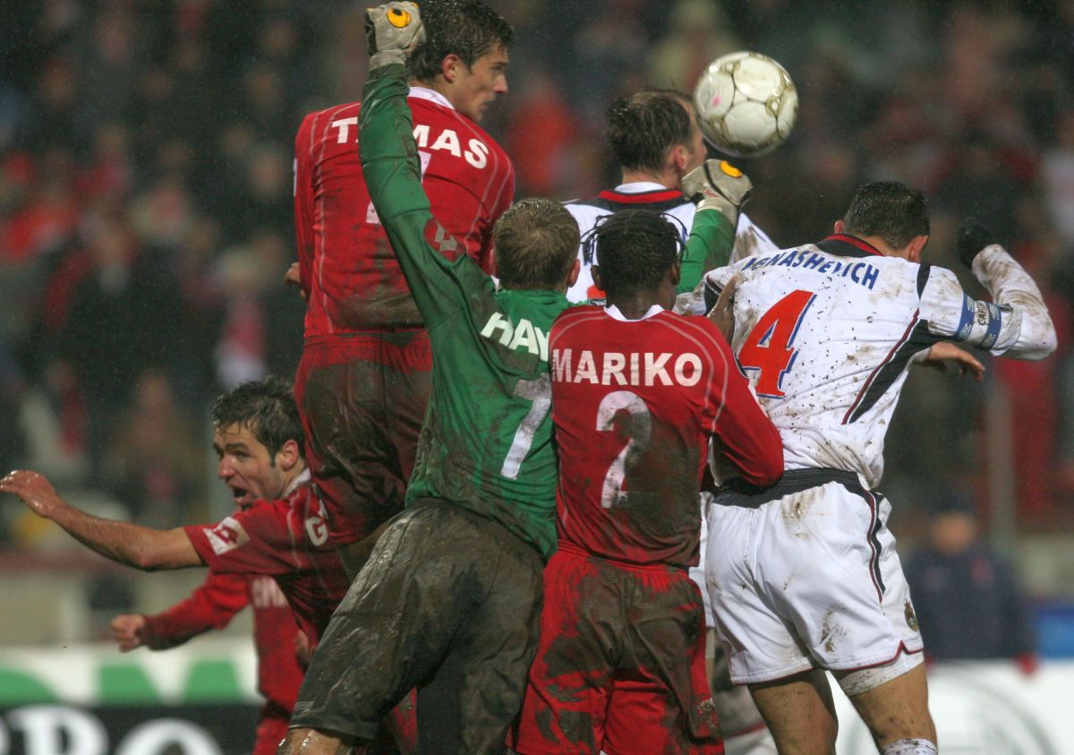 18 ani de când Dinamo a pus la respect deținătoarea Cupei UEFA în mocirla de la București  » Dezvăluirile omului-decisiv: „Am fugit la margine și i-am dedicat lui golul”