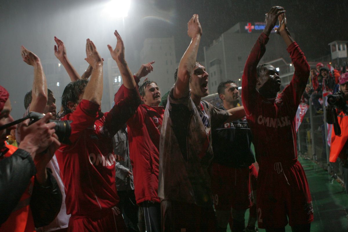 18 ani de când Dinamo a pus la respect deținătoarea Cupei UEFA în mocirla de la București  » Dezvăluirile omului-decisiv: „Am fugit la margine și i-am dedicat lui golul”