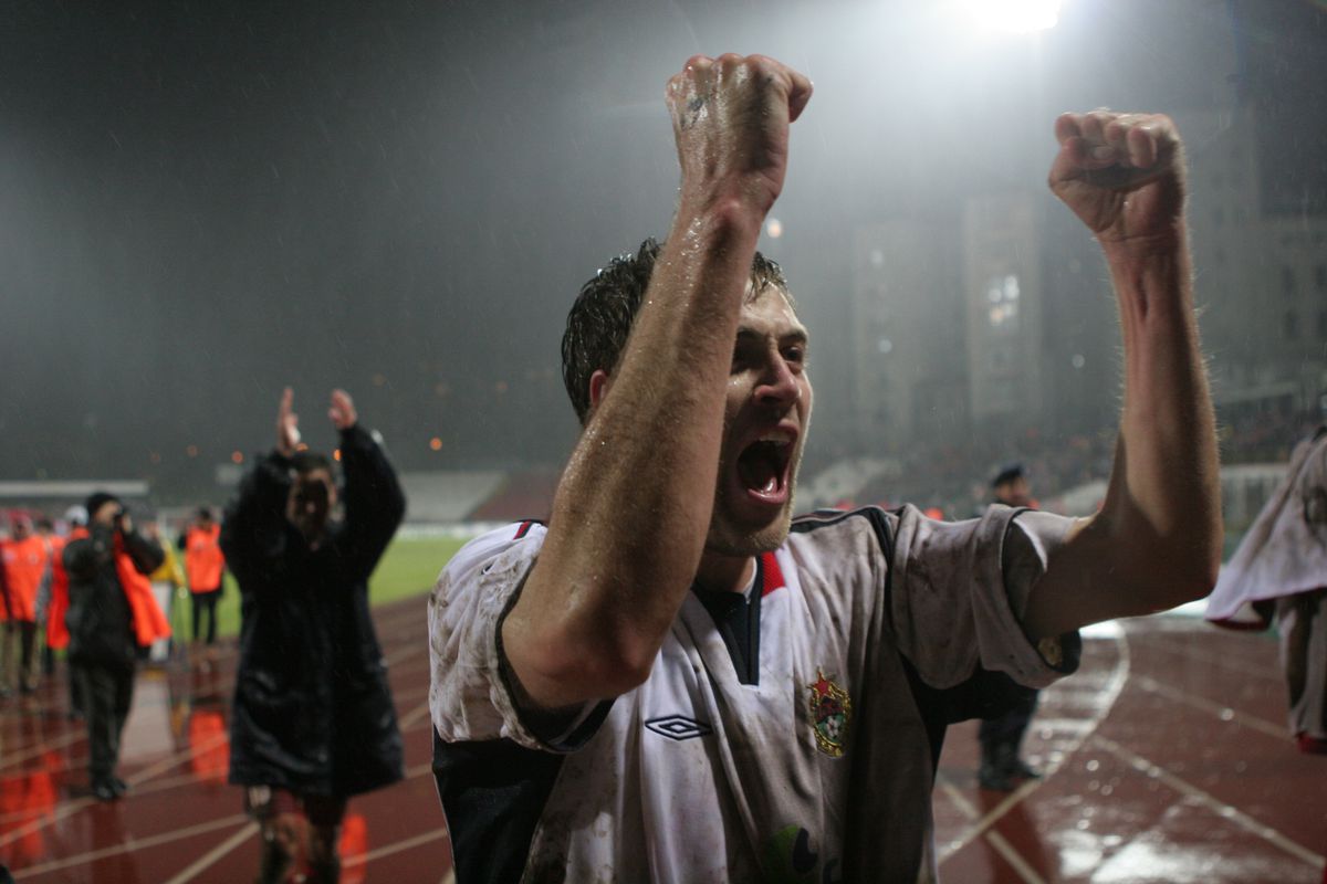 18 ani de când Dinamo a pus la respect deținătoarea Cupei UEFA în mocirla de la București  » Dezvăluirile omului-decisiv: „Am fugit la margine și i-am dedicat lui golul”