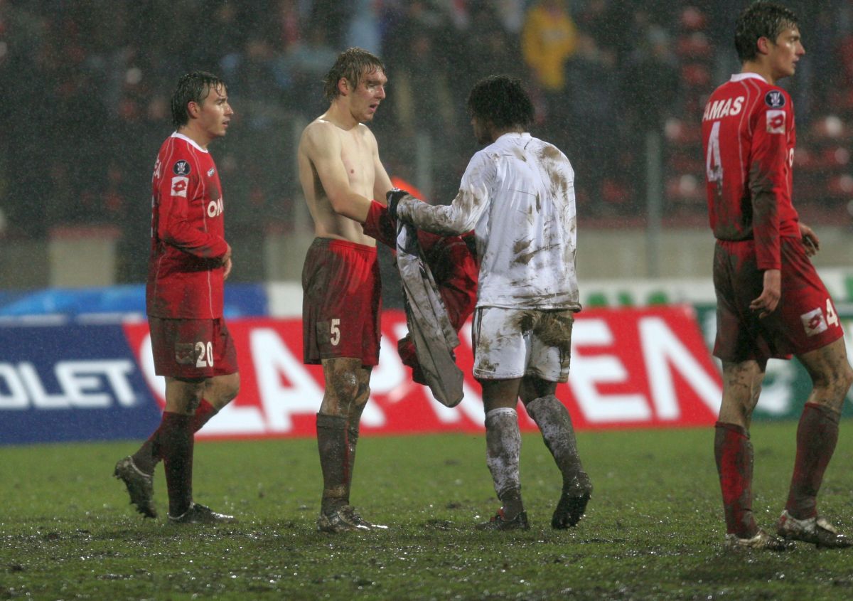 18 ani de când Dinamo a pus la respect deținătoarea Cupei UEFA în mocirla de la București  » Dezvăluirile omului-decisiv: „Am fugit la margine și i-am dedicat lui golul”