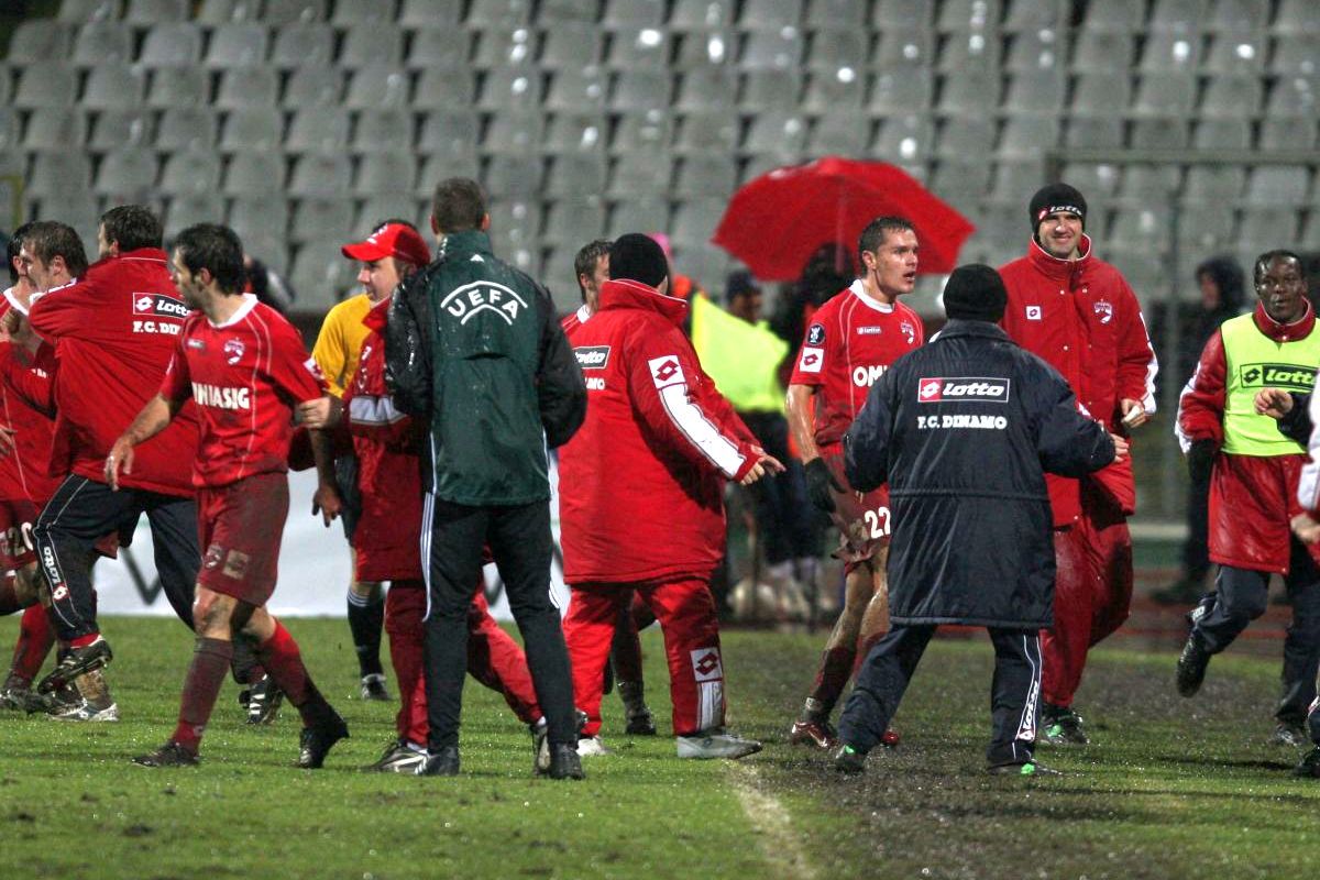 18 ani de când Dinamo a pus la respect deținătoarea Cupei UEFA în mocirla de la București  » Dezvăluirile omului-decisiv: „Am fugit la margine și i-am dedicat lui golul”