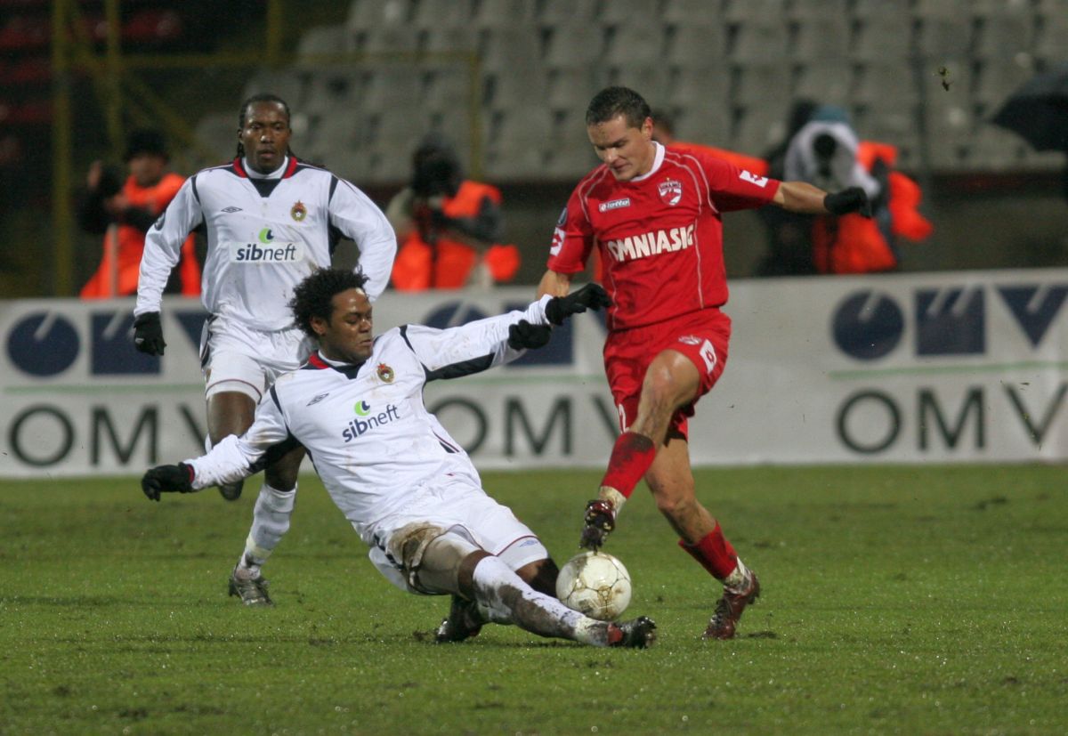 18 ani de când Dinamo a pus la respect deținătoarea Cupei UEFA în mocirla de la București  » Dezvăluirile omului-decisiv: „Am fugit la margine și i-am dedicat lui golul”