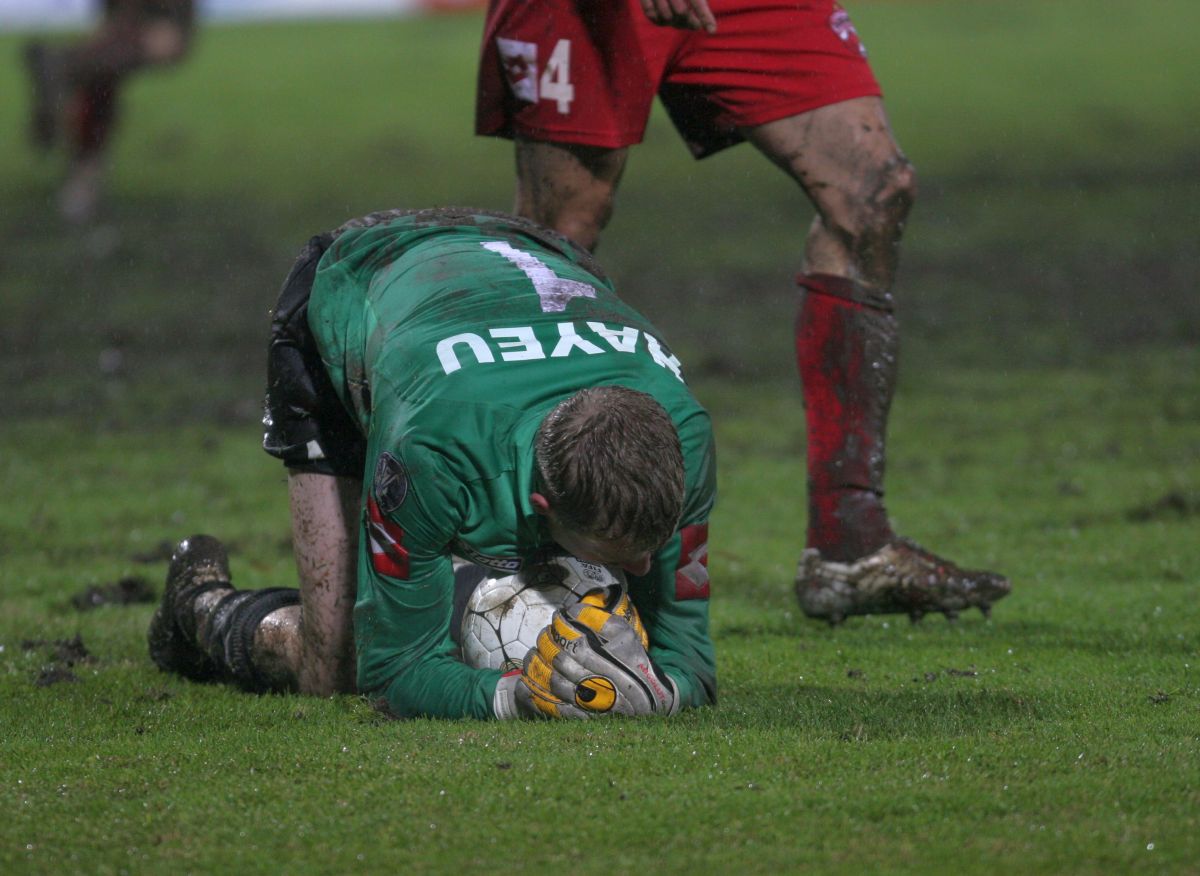 18 ani de când Dinamo a pus la respect deținătoarea Cupei UEFA în mocirla de la București  » Dezvăluirile omului-decisiv: „Am fugit la margine și i-am dedicat lui golul”