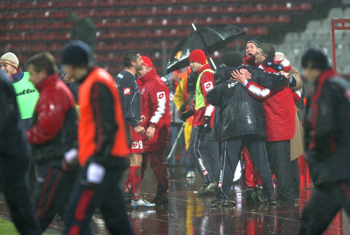 18 ani de când Dinamo a pus la respect deținătoarea Cupei UEFA în mocirla de la București  » Dezvăluirile omului-decisiv: „Am fugit la margine și i-am dedicat lui golul”