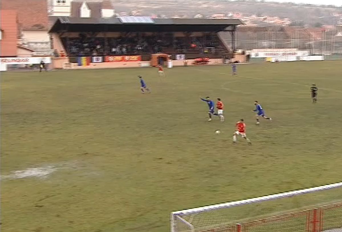 Fotbal printre bălți » Incredibil în ce condiții s-a jucat Șelimbăr - Steaua