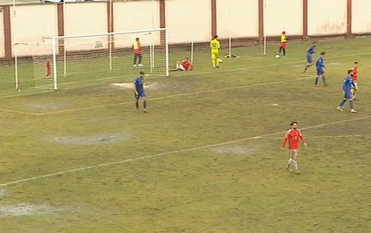 Fotbal printre bălți » Incredibil în ce condiții s-a jucat Șelimbăr - Steaua