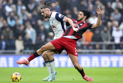 Radu Drăgușin, în meciul cu Fulham/ foto Imago Images