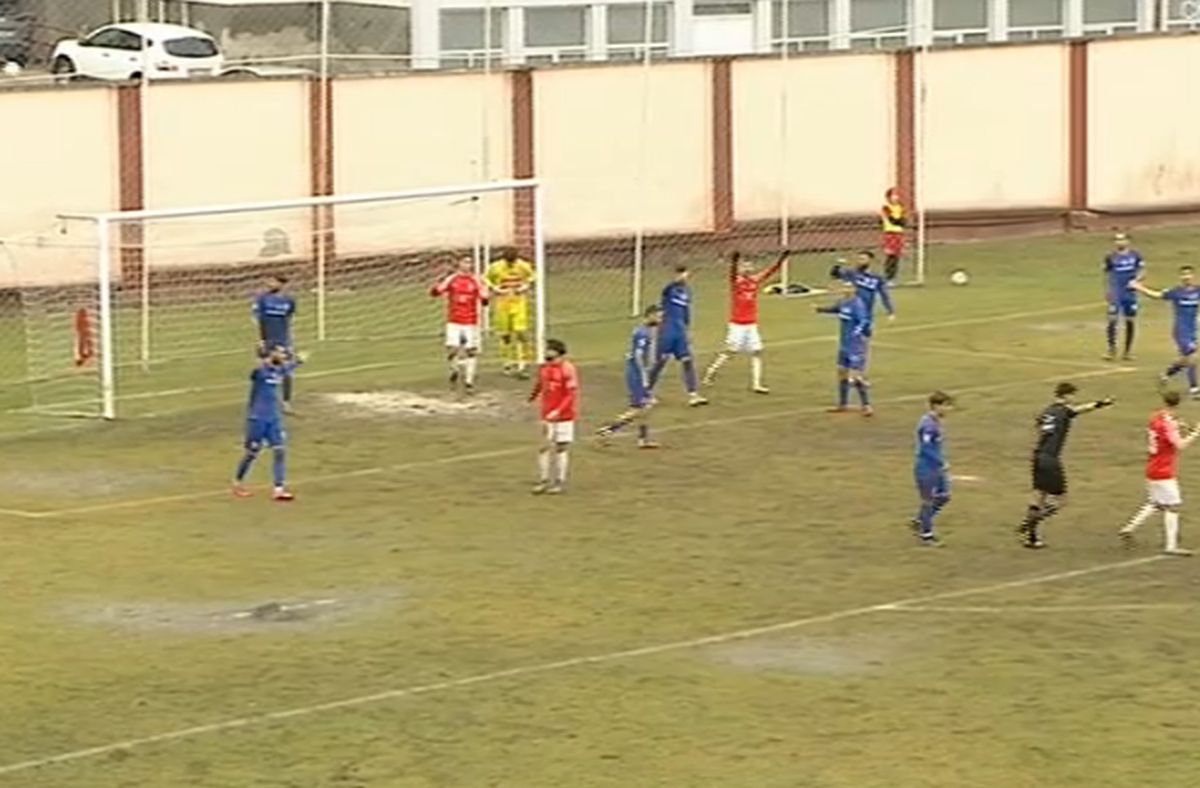 Fotbal printre bălți » Incredibil în ce condiții s-a jucat Șelimbăr - Steaua