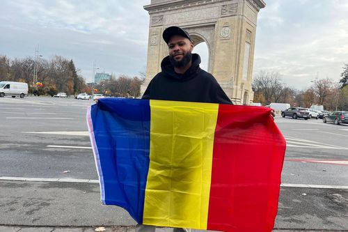 Hakim Abdallah (26 ani) a sărbătorit Ziua Națională a României în fața Arcului de Triumf