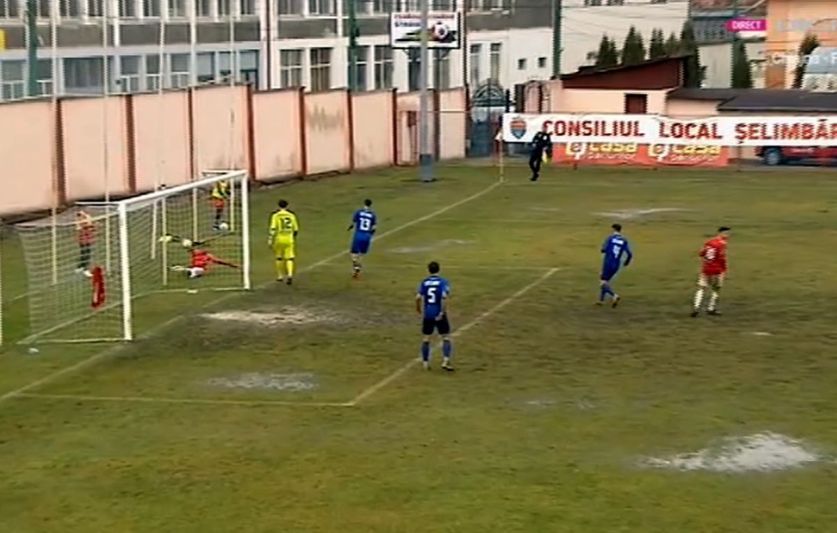 Fotbal printre bălți » Incredibil în ce condiții s-a jucat Șelimbăr - Steaua