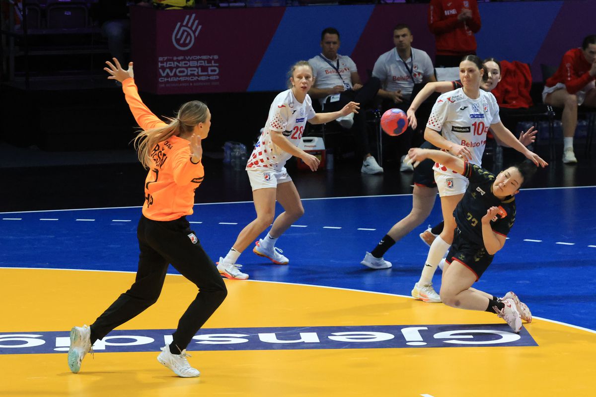 S-a rezolvat și penultimul mister din grupa României de la Campionatul Mondial + de 1 Decembrie, fanii tricolori s-au înfrățit cu galeria altei țări