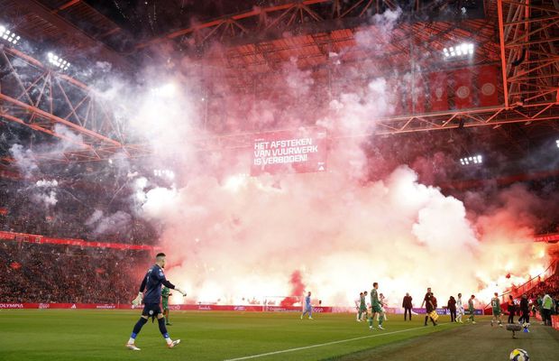 Imagini INCREDIBILE » Haos complet pe stadionul celebru din Europa: meciul a fost oprit, Liga a anunțat decizia