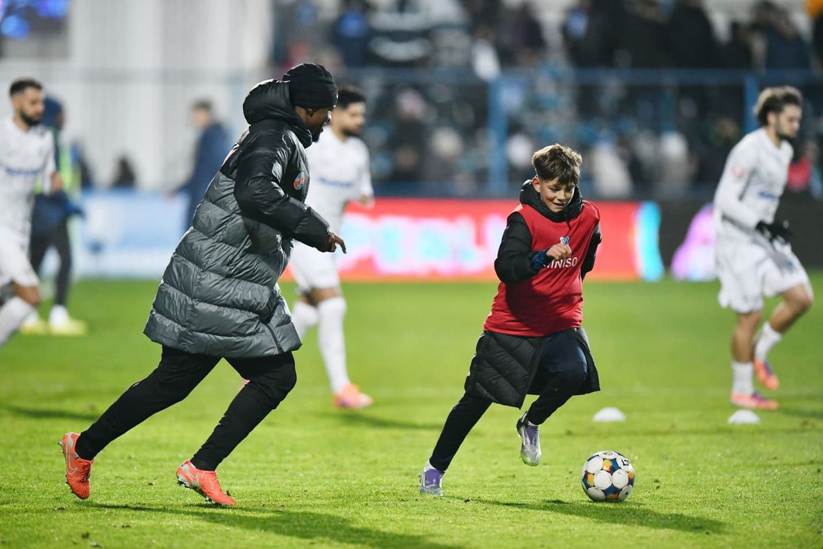 Ngezana la Farul - FCSB, miuță alături de un copil de mingi