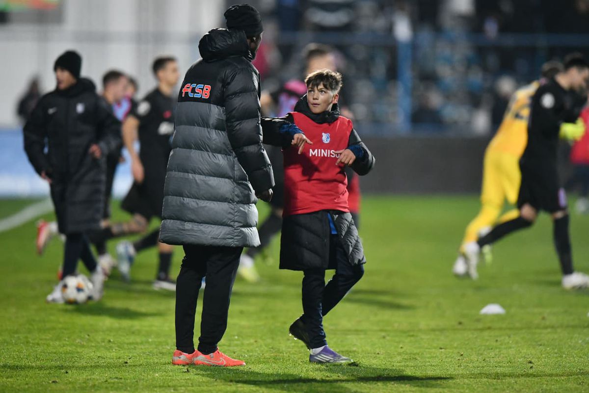 Ngezana la Farul - FCSB, miuță alături de un copil de mingi