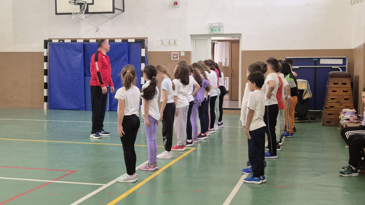 „Te mai recunoaște lumea?” » Fostul campion al Diviziei A s-a făcut profesor de sport! Numește fotbalistul român preferat și își dezvăluie temerile: „Să nu se întâmple la Dinamo ca la Steaua!”