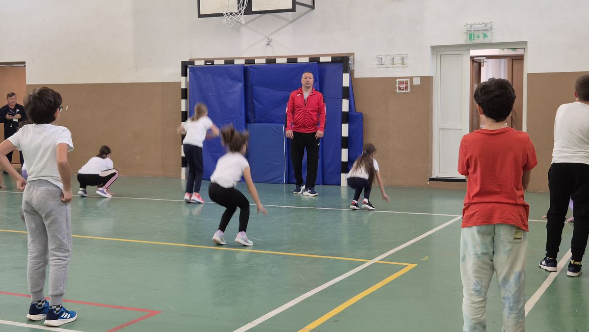 „Te mai recunoaște lumea?” » Fostul campion al Diviziei A s-a făcut profesor de sport! Numește fotbalistul român preferat și își dezvăluie temerile: „Să nu se întâmple la Dinamo ca la Steaua!”