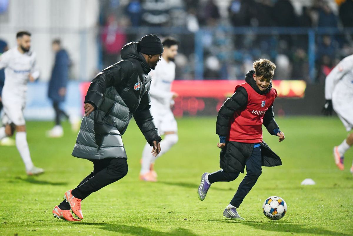 Ngezana la Farul - FCSB, miuță alături de un copil de mingi