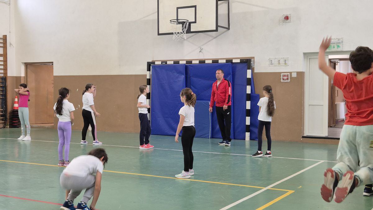 „Te mai recunoaște lumea?” » Fostul campion al Diviziei A s-a făcut profesor de sport! Numește fotbalistul român preferat și își dezvăluie temerile: „Să nu se întâmple la Dinamo ca la Steaua!”