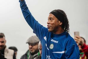 De nicăieri: Ronaldinho revine pe gazon la 46 de ani! » „Abia aștept să dansez din nou cu mingea”